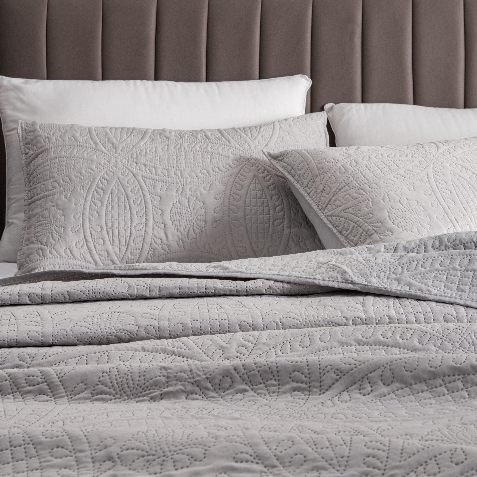 3 - Piece Oversized Medallion Quilt Set - Clara Collection - Boske.store