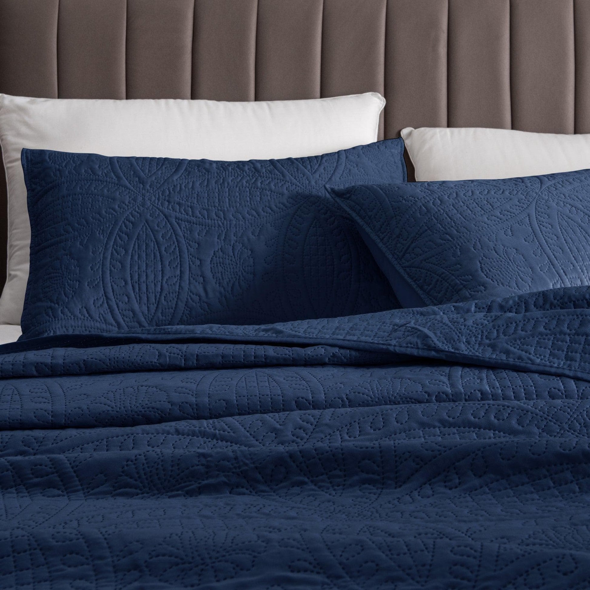 3 - Piece Oversized Medallion Quilt Set - Clara Collection - Boske.store